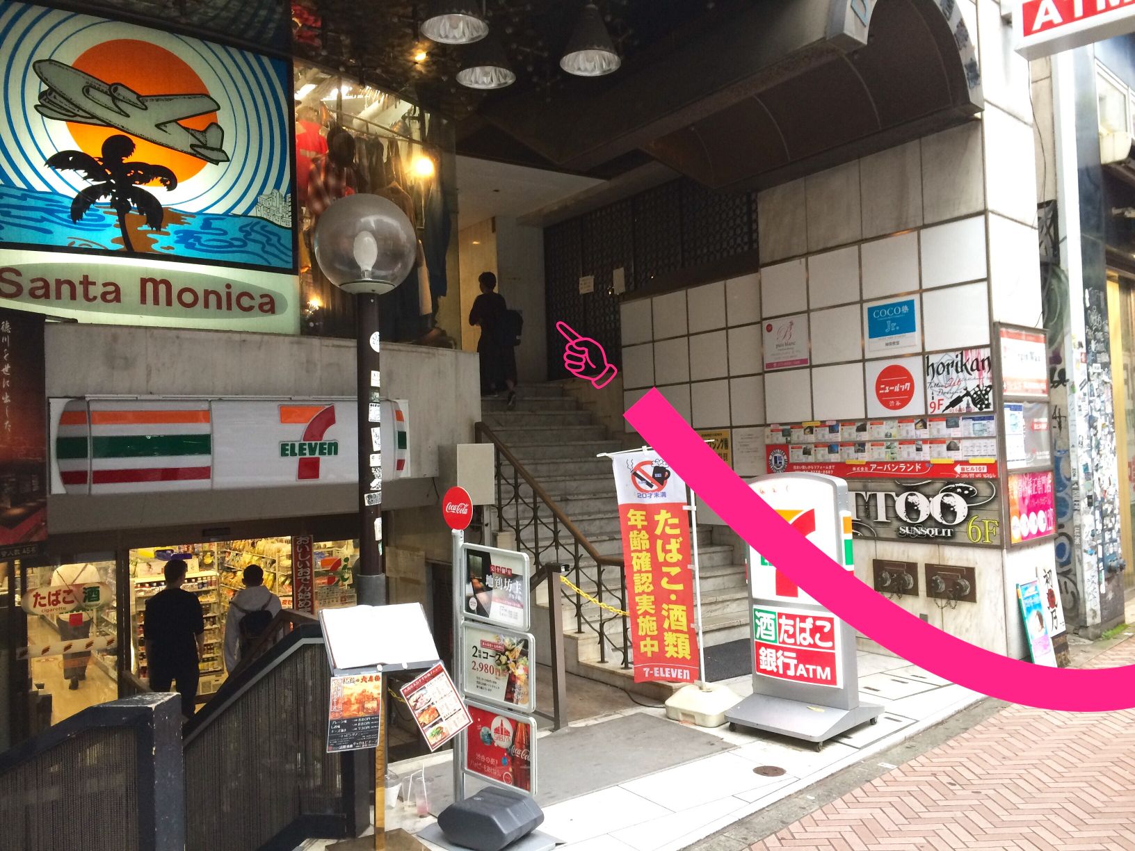ダイネス壱番館渋谷の入り口はこちらです。その先のエレベーター8Fが占い館BCAFE(ビーカフェ)で、エレベーター乗らずに突き当たりを右で「汁べえ」です