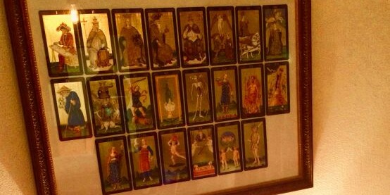 VIＰルーム（完全個室）に、ＧＯＬＤＥＮ・ＶＩＳＣＯＮＴＩ・ＴＡＲＯＴ（ゴールデン・ビスコンティ・タロット）が飾られています。ゴールドに輝くキラキラのカードをみるだけで運気が上がりそうです！